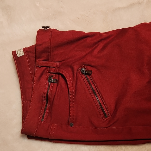 Slim fit stretch denim jean with fashionable zipper detail on pockets and zipper - Picture 3 of 3